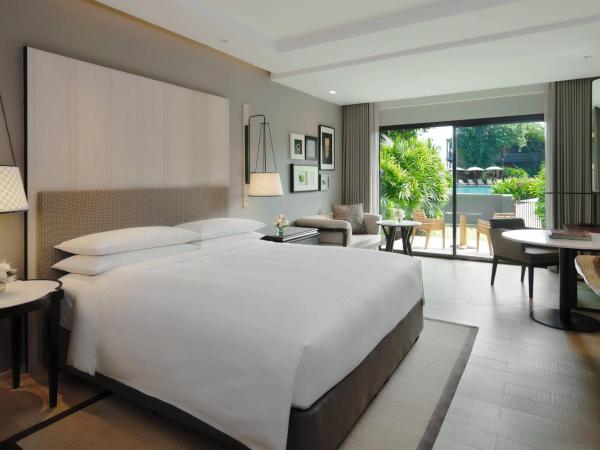 Hua Hin Marriott Resort and Spa : photo 1 de la chambre chambre 1 lit king-size deluxe avec terrasse côté piscine - vue latérale sur piscine
