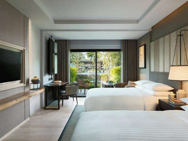 Hua Hin Marriott Resort and Spa : photo 1 de la chambre chambre 2 lits doubles deluxe avec terrasse côté piscine - vue latérale sur piscine