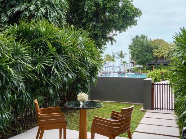 Hua Hin Marriott Resort and Spa : photo 4 de la chambre chambre 1 lit king-size deluxe avec terrasse côté piscine - vue latérale sur piscine