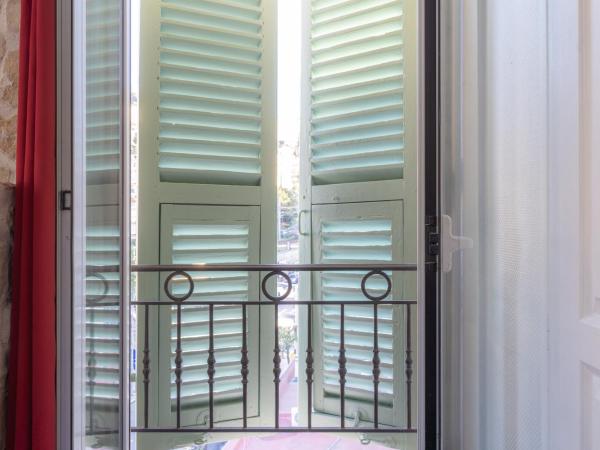 Hotel De Belgique à Menton : photo 7 de la chambre chambre quadruple