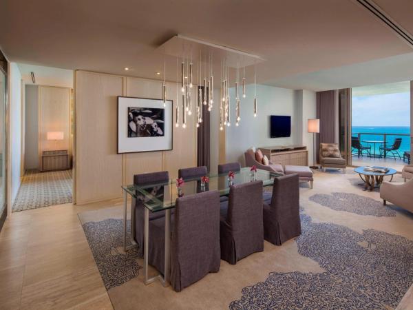 The St. Regis Bal Harbour Resort : photo 5 de la chambre suite lit king-size atlantique avec canapé-lit d'appoint