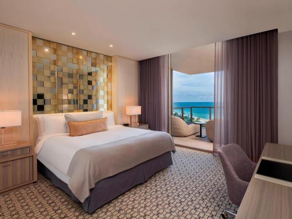 The St. Regis Bal Harbour Resort : photo 6 de la chambre suite lit king-size atlantique avec canapé-lit d'appoint