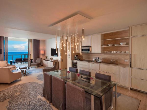 The St. Regis Bal Harbour Resort : photo 3 de la chambre suite royale avec 2 lits king-size - côté océan