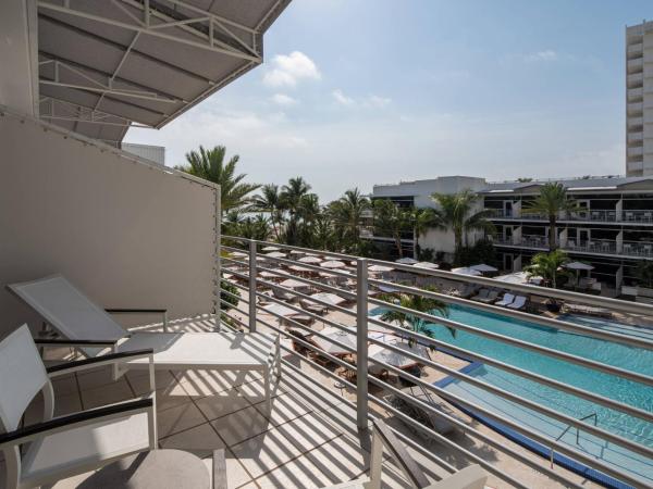The Ritz-Carlton, South Beach : photo 2 de la chambre chambre lanai avec 1 lit king-size et balcon - vue sur piscine