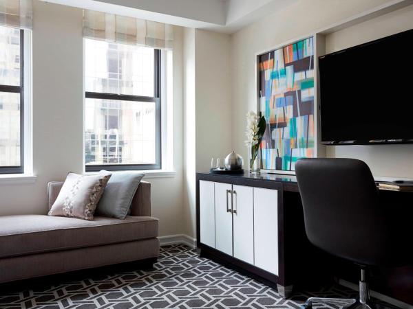 JW Marriott Essex House New York : photo 6 de la chambre chambre lit king-size communicant avec suite junior