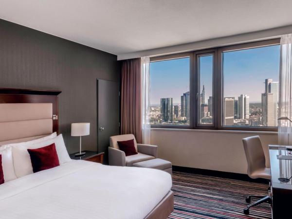 Frankfurt Marriott Hotel : photo 2 de la chambre chambre lit king-size - Étage supérieur - vue sur toits