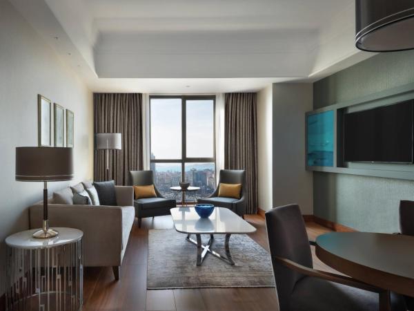 Istanbul Marriott Hotel Asia : photo 4 de la chambre suite lit king-size exécutive avec accès au salon - vue sur ville