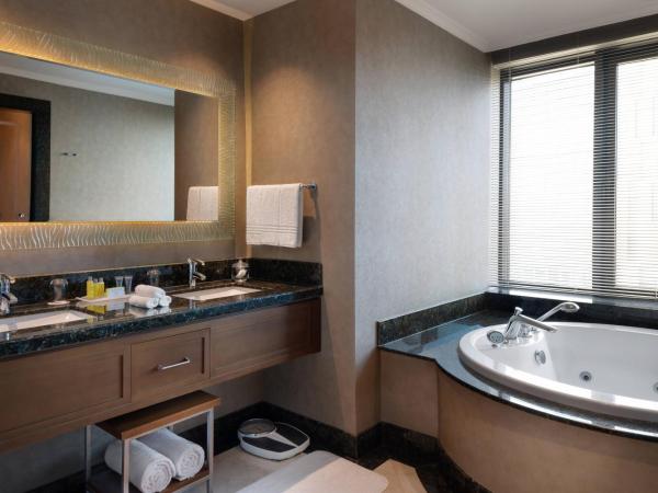Istanbul Marriott Hotel Asia : photo 6 de la chambre suite lit king-size exécutive avec accès au salon - vue sur ville
