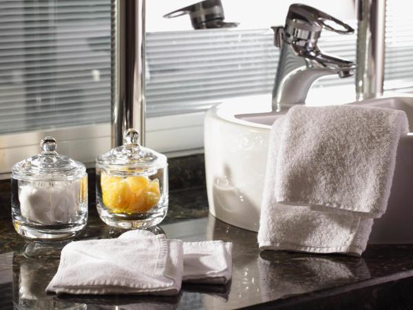 Istanbul Marriott Hotel Asia : photo 7 de la chambre suite lit king-size exécutive avec accès au salon - vue sur ville