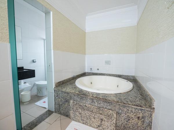 Expo Hotel : photo 3 de la chambre suite lit queen-size avec baignoire spa