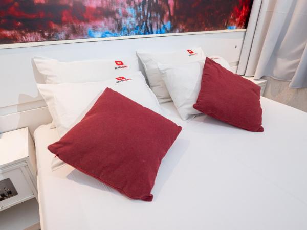 Expo Hotel : photo 3 de la chambre suite lit queen-size