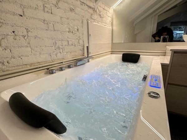 Aya House : photo 4 de la chambre suite avec jacuzzi
