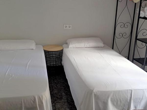 Old Center Inn Alicante : photo 2 de la chambre chambre lits jumeaux avec salle de bains commune
