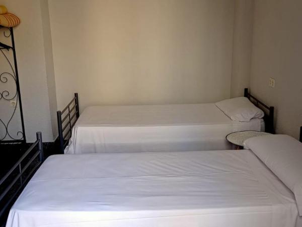 Old Center Inn Alicante : photo 7 de la chambre chambre lits jumeaux avec salle de bains commune