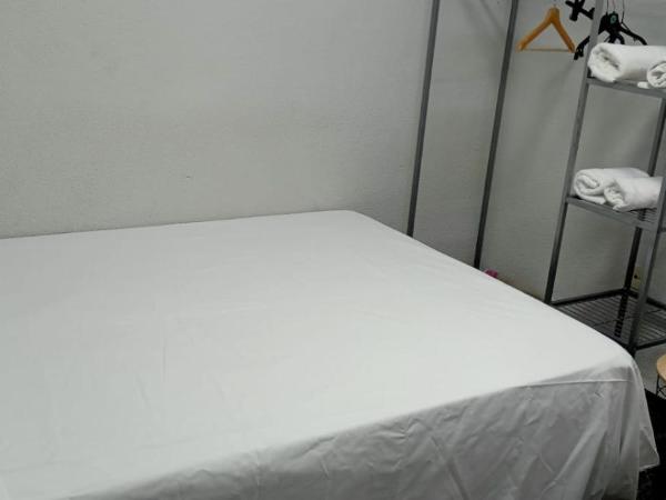 Old Center Inn Alicante : photo 2 de la chambre chambre double standard avec salle de bains commune