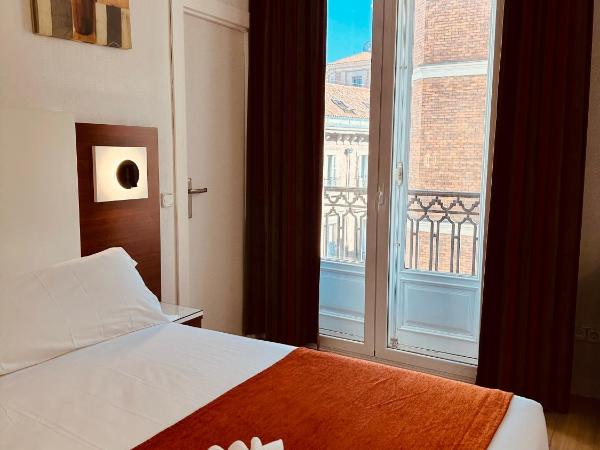 Hostal Abadia Madrid : photo 1 de la chambre chambre double avec balcon - vue sur ville