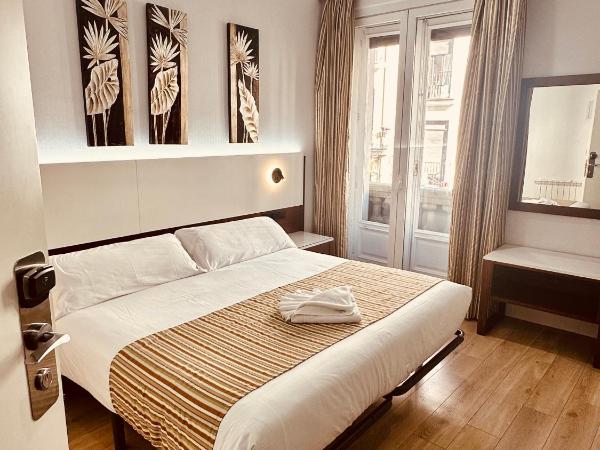 Hostal Abadia Madrid : photo 3 de la chambre chambre double avec balcon - vue sur ville