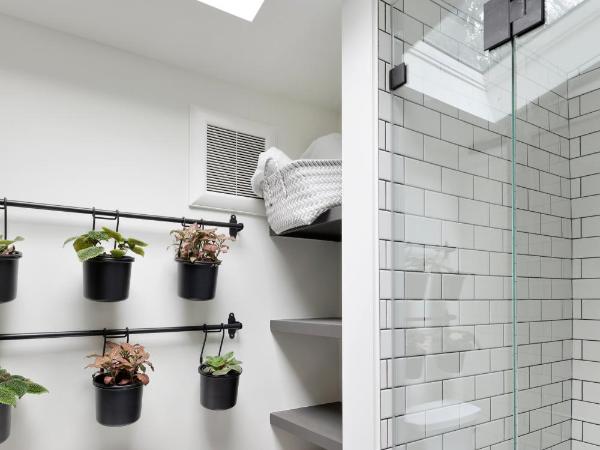 The Cozy Yellow Cottage in Dilworth : photo 4 de la chambre chambre lit queen-size - vue sur jardin