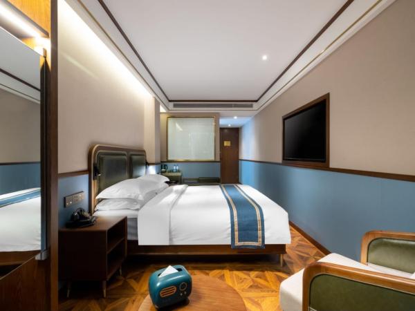 Time Traveller Boutique Hotel -In the West Lake scenic area, Lingyin Temple, Leifeng Tower, Children's playground, Free night snack, Free laundry, English communication well, Free travel advice : photo 5 de la chambre chambre double avec balcon