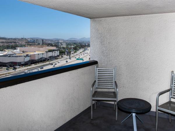 Sheraton Mission Valley San Diego Hotel : photo 7 de la chambre traditional, guest room, 1 king, balcony