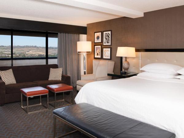 Sheraton Mission Valley San Diego Hotel : photo 1 de la chambre deluxe, larger guest room, 1 king, sofa bed, city view