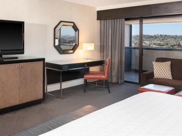 Sheraton Mission Valley San Diego Hotel : photo 4 de la chambre deluxe, larger guest room, 1 king, sofa bed, city view