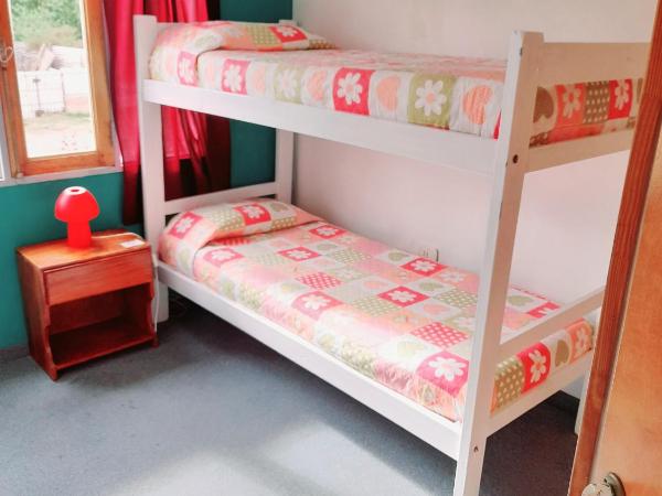 Hostel Elal : photo 1 de la chambre chambre lits jumeaux avec salle de bains commune