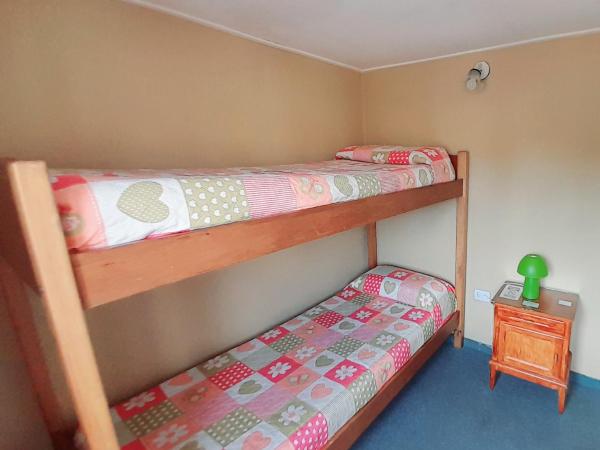 Hostel Elal : photo 2 de la chambre chambre lits jumeaux avec salle de bains commune