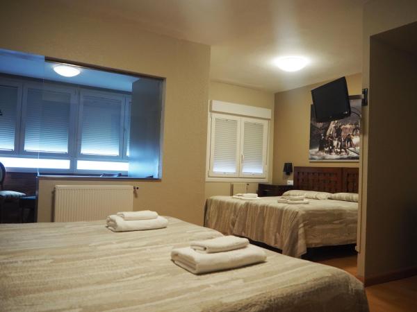 Hostal Acella : photo 5 de la chambre chambre quadruple