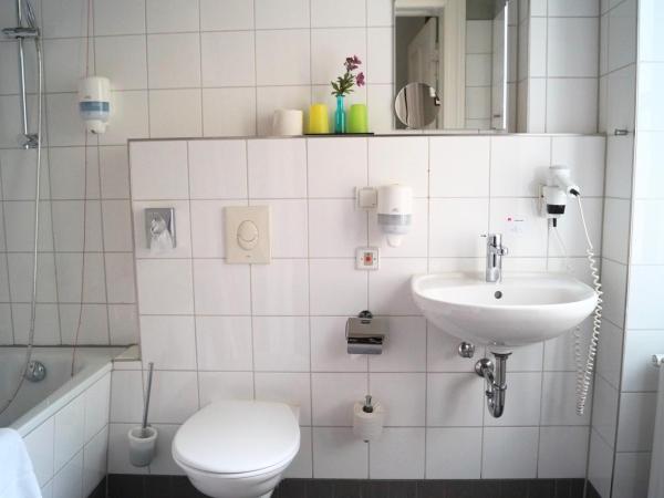 Grand Hostel Berlin Classic : photo 4 de la chambre chambre lits jumeaux avec salle de bains privative