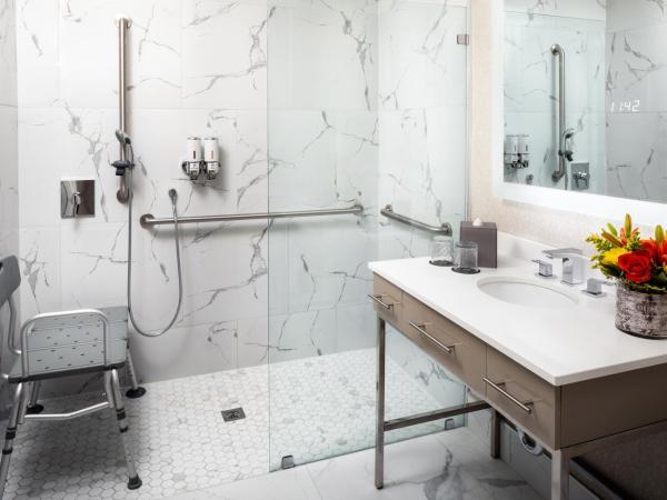 The Delaney Hotel : photo 5 de la chambre chambre cosy lit king-size standard avec douche accessible en fauteuil roulant