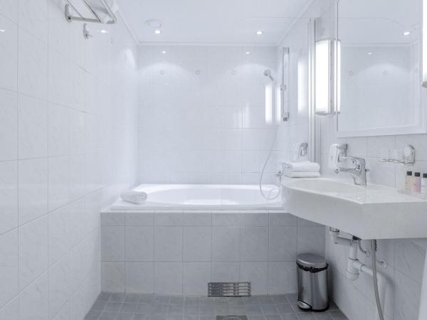 Holiday Club Turun Caribia : photo 4 de la chambre chambre lit king-size supérieure avec baignoire