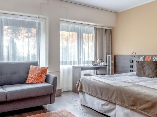 Holiday Club Turun Caribia : photo 3 de la chambre chambre lit king-size supérieure avec baignoire