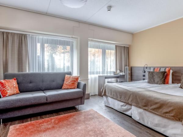 Holiday Club Turun Caribia : photo 1 de la chambre chambre lit king-size supérieure avec baignoire