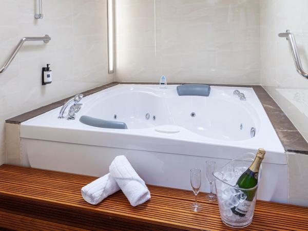Hotel Macià Alfaros : photo 2 de la chambre suite deluxe avec baignoire spa
