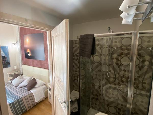 Corso 211 Beds & Suites : photo 7 de la chambre chambre triple avec salle de bains privative