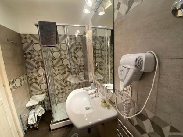 Corso 211 Beds & Suites : photo 9 de la chambre chambre triple avec salle de bains privative