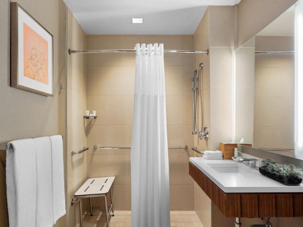 Hyatt Grand Central New York : photo 2 de la chambre chambre lit king-size avec douche accessible en fauteuil roulant - adaptée aux personnes à mobilité réduite