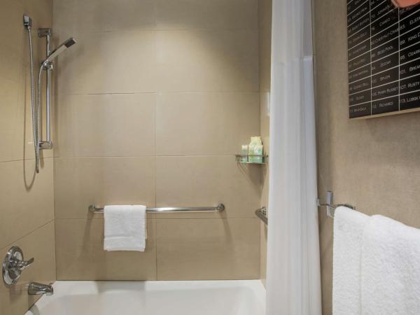 Hyatt Grand Central New York : photo 5 de la chambre chambre lit king-size avec douche accessible en fauteuil roulant - adaptée aux personnes à mobilité réduite