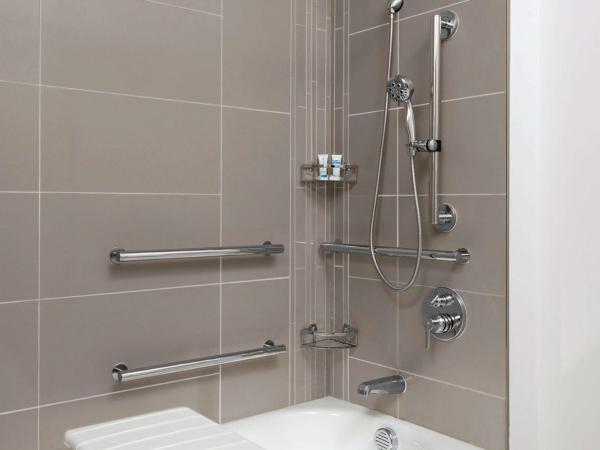 Hyatt House Charlotte Rea Farms : photo 1 de la chambre king studio suite with sofa bed, kitchen and accessible tub