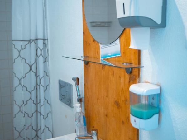 Wax Hostel : photo 5 de la chambre chambre double avec salle de bains commune