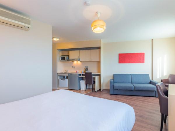 Appart'City Confort Montpellier Ovalie I : photo 3 de la chambre studio familial avec lit double