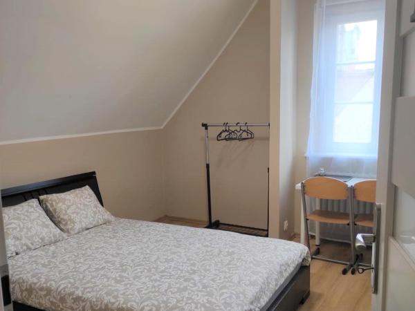 Rynek 11 : photo 1 de la chambre chambre double standard avec salle de bains commune