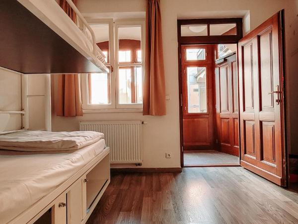 Safestay Prague Charles Bridge : photo 8 de la chambre chambre quadruple avec salle de bains