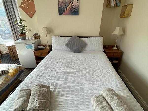 Room in family home near Penny Lane Liverpool : photo 3 de la chambre chambre double deluxe avec lit d'appoint