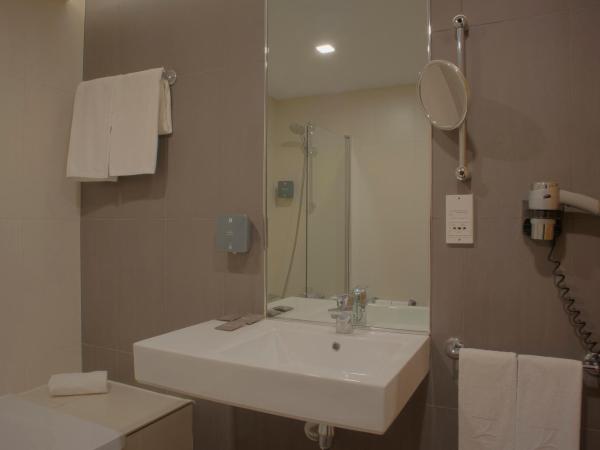 SANA Reno Hotel : photo 3 de la chambre chambre lits jumeaux avec lit d’appoint - 301