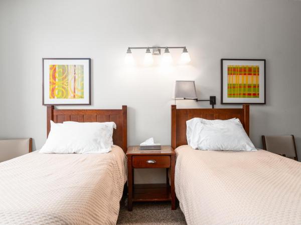 Guest House on the Mount : photo 2 de la chambre hébergement 2 lits simples avec salle de bains 