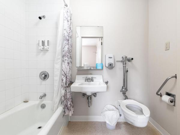 Guest House on the Mount : photo 4 de la chambre hébergement 2 lits simples avec salle de bains 