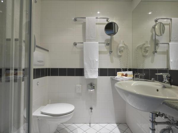 IntercityHotel Berlin Ostbahnhof : photo 4 de la chambre chambre affaires lit queen-size