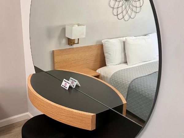 Touchstone Hotel - City Center : photo 4 de la chambre chambre lit queen-size 